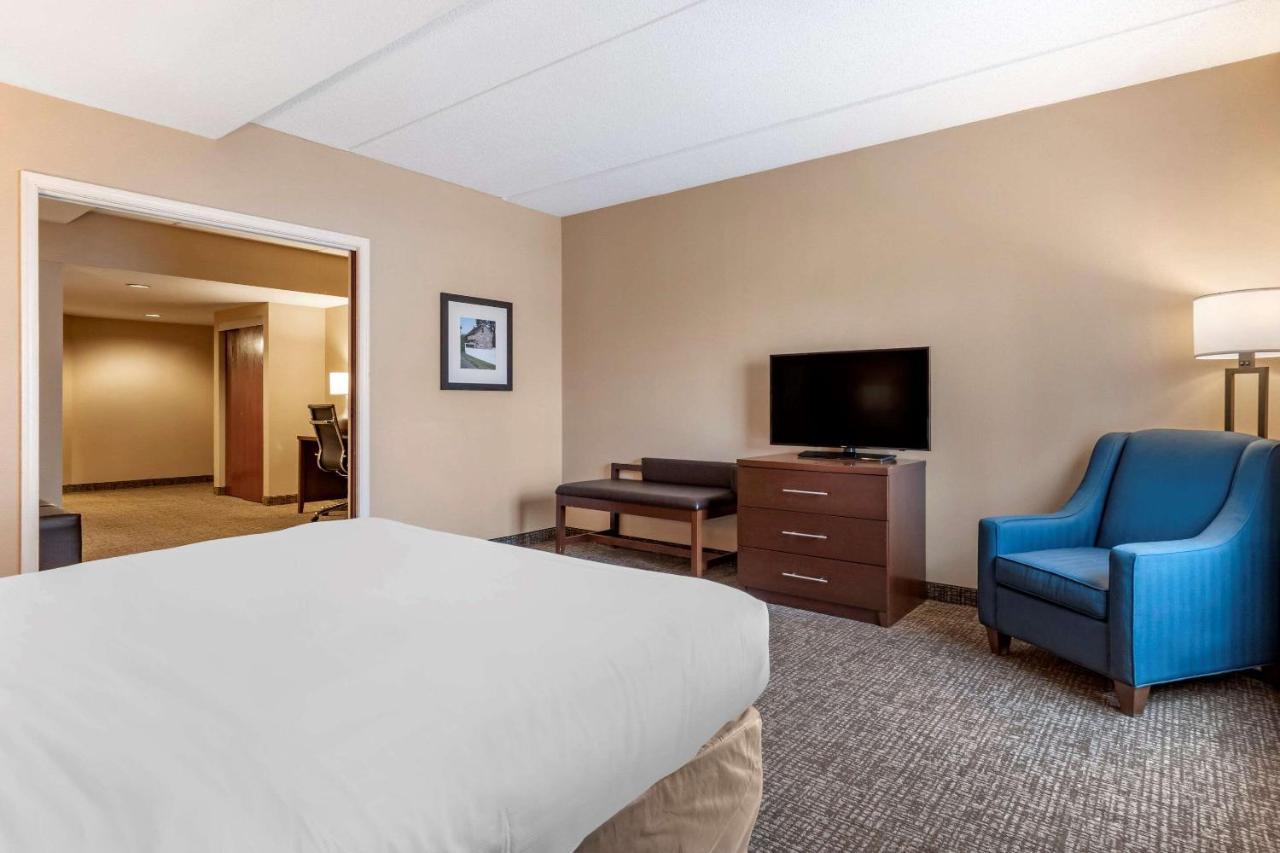 Comfort Suites Downtown Carlisle Exteriör bild